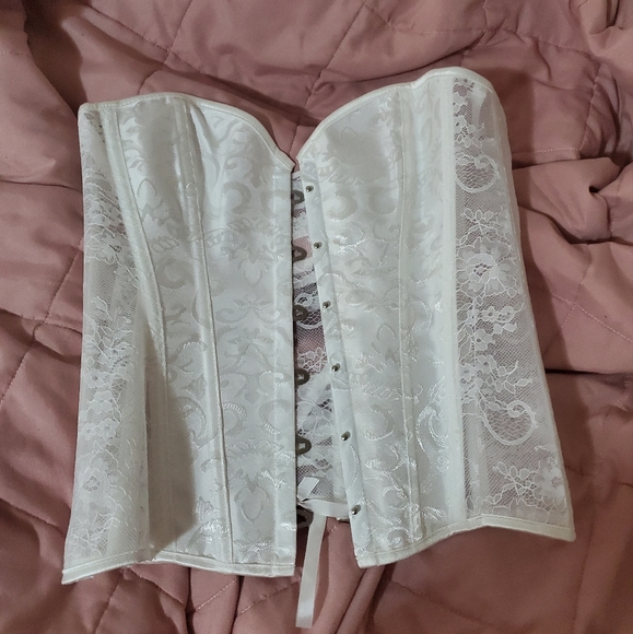 White Corset. - Picture 4 of 5